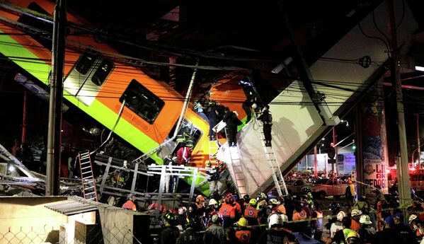 Las operaciones de rescate tras el desplome del puente del metro de Ciudad de México en la estación Olivos, el 3 de mayo de 2021. - Sputnik Mundo