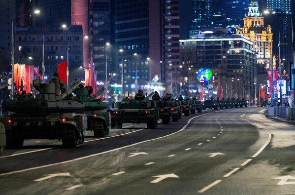 Los tanques rusos T-80BVM participan en el ensayo del Desfile de la Victoria, dedicado al 76 aniversario de la victoria del Ejército Soviético sobre las fuerzas de la Alemania nazi, Moscú, el 4 de mayo de 2021. - Sputnik Mundo