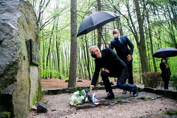 El ministro de Exteriores de Eslovaquia, Iván Korchok, deposita flores frente a las tumbas de soldados soviéticos que cayeron durante los combates por la liberación de Bratislava. - Sputnik Mundo
