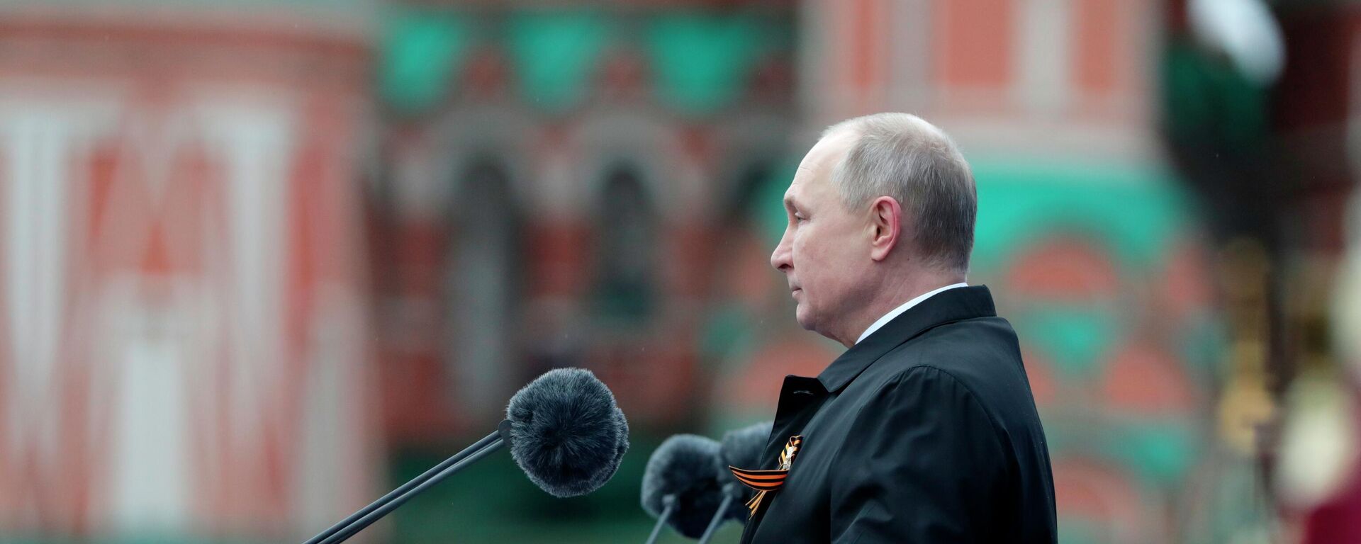 El presidente de Rusia, Vladímir Putin, durante el desfile militar en Moscú - Sputnik Mundo, 1920, 09.05.2021