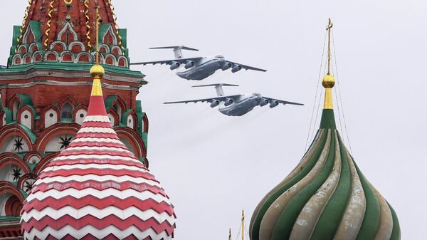 Aviones Il-76 durante el desfile militar del Día de la Victoria en Moscú - Sputnik Mundo