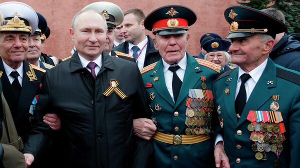 El presidente de Rusia, Vladímir Putin, junto a los veteranos de la Segunda Guerra Mundial - Sputnik Mundo