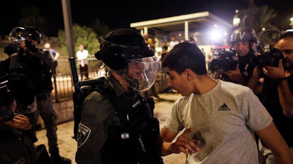 Policía israelí junto a un palestino en Jerusalén - Sputnik Mundo