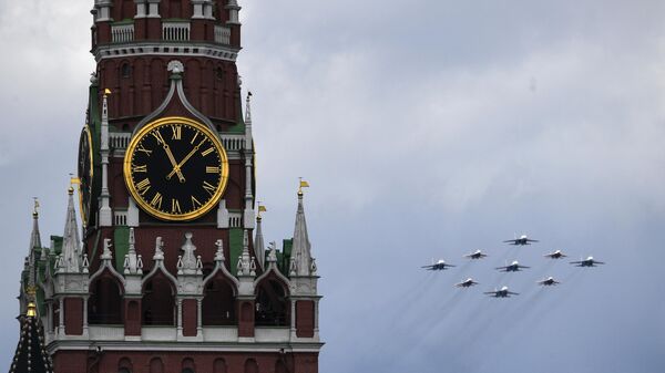 Los grupos de acrobacia aérea de las Fuerzas Aeroespaciales de Rusia durante un ensayo para el Desfile de la Victoria de 2021 - Sputnik Mundo