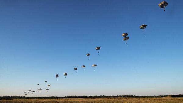 Unos paracaidistas de la 82 División Aerotransportada del Ejército de EEUU participan de maniobras militares en los países bálticos el junio de 2018 (archivo) - Sputnik Mundo