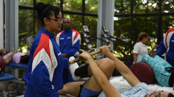  Pacientes durante rehabilitación en el gimnasio del CIREN - Sputnik Mundo