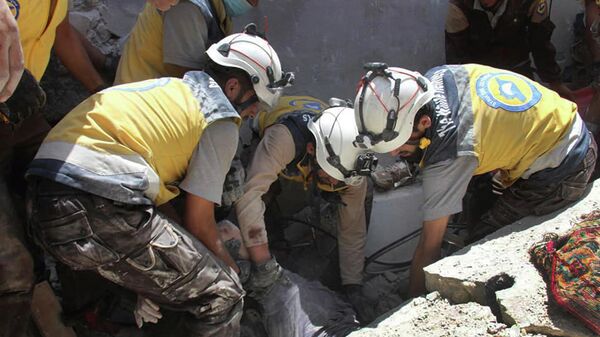 Unos Cascos Blancos sacan a una víctima de debajo de los escombros de un edificio destruido por un ataque aéreo en Siria - Sputnik Mundo