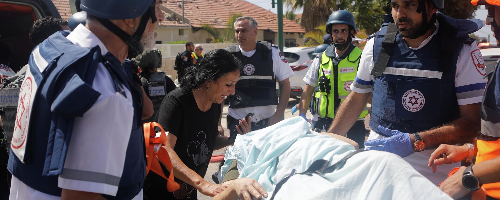 Los médicos evacuan a una persona herida después de que un cohete lanzado desde la Franja de Gaza golpeara una casa en Ashkelon, Israel - Sputnik Mundo, 1920, 11.05.2021