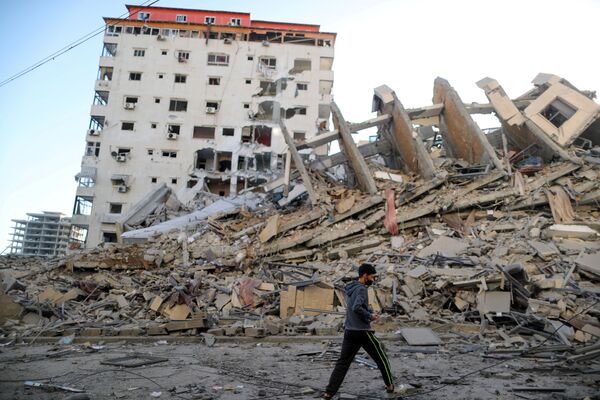 La aviación israelí atacó el edificio residencial Burj Hanadi, de 13 pisos, en Gaza. En el edificio no solo había viviendas, sino también una oficina utilizada por la dirección política del movimiento gobernante Hamás en Gaza.  - Sputnik Mundo