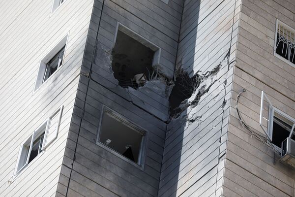 Una casa donde impactó un cohete lanzado desde la Franja de Gaza, en la ciudad de Ashkelon, en el sur de Israel.  - Sputnik Mundo