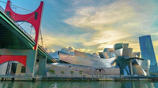 Museo Guggenheim en Bilbao visto desde el río - Sputnik Mundo
