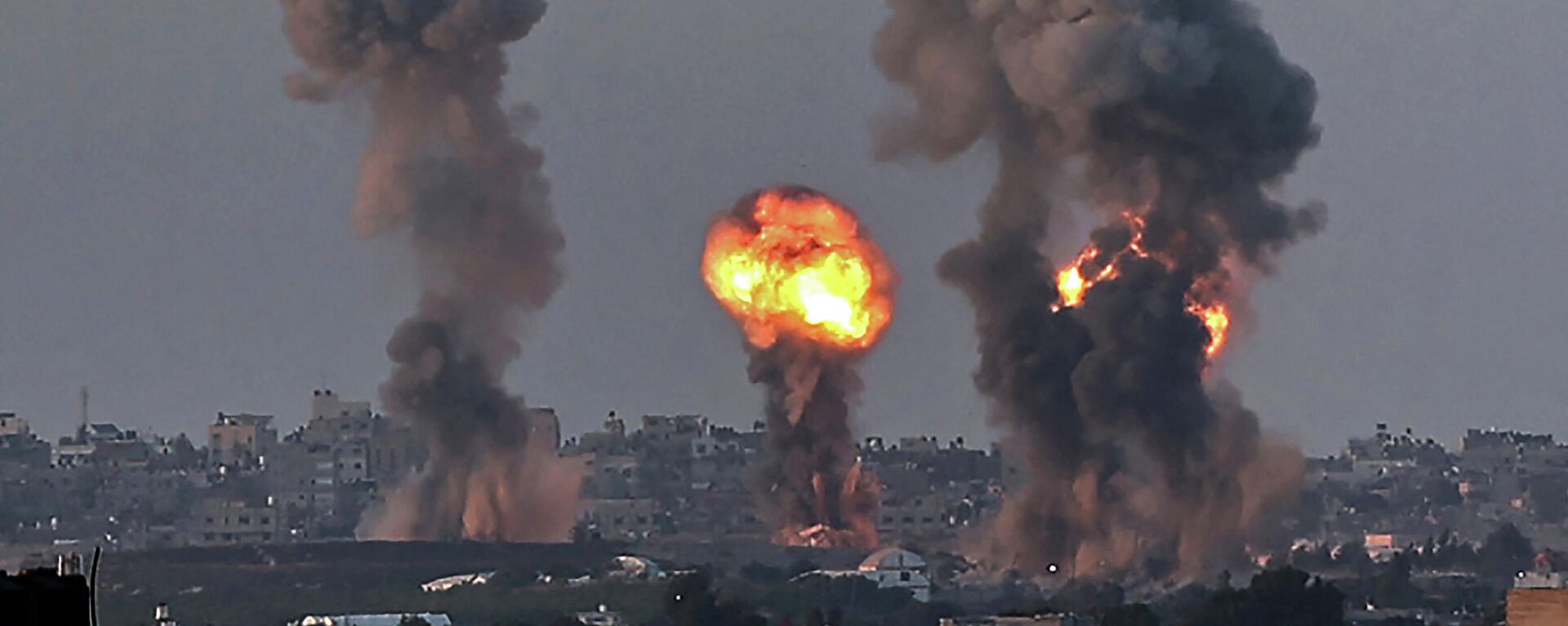 Humo y fuego en la Franja de Gaza tras un ataque de Israel - Sputnik Mundo, 1920, 12.05.2021
