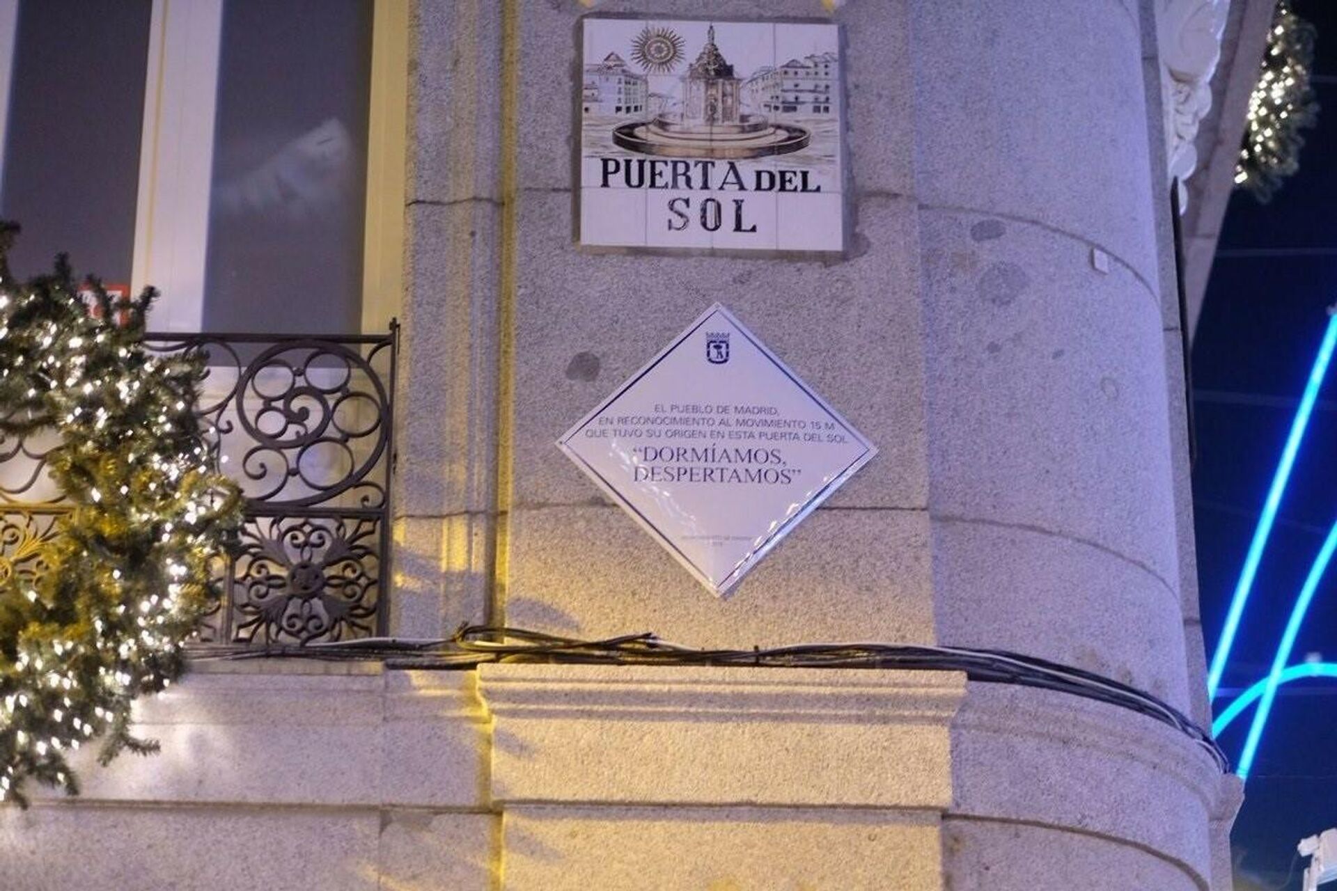 Placa en la Puerta del Sol de Madrid instalada en conmemoración al Movimiento 15-M - Sputnik Mundo, 1920, 12.05.2021
