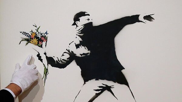 'Love is in the air', una obra del artista callejero Banksy  - Sputnik Mundo