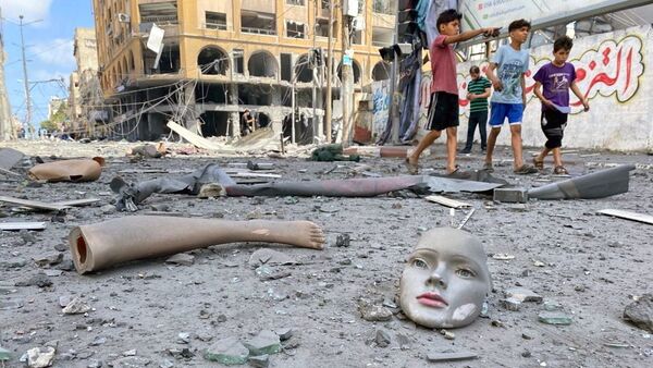 Части сломанного манекена лежат на земле возле здания, пострадавшего от ударов израильской авиации во время вспышки израильско-палестинского конфликта, Газа - Sputnik Mundo