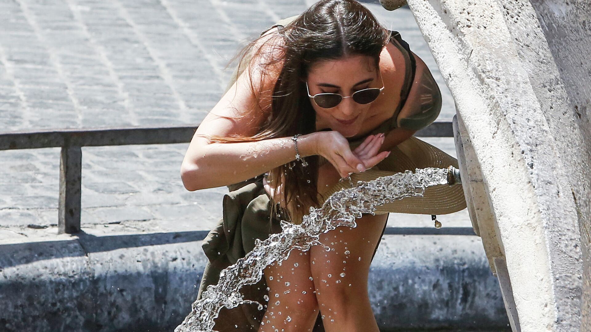 Un mujer bebe agua durante la ola de calor en Roma (Italia), el 31 de julio del 2022 - Sputnik Mundo, 1920, 11.08.2021