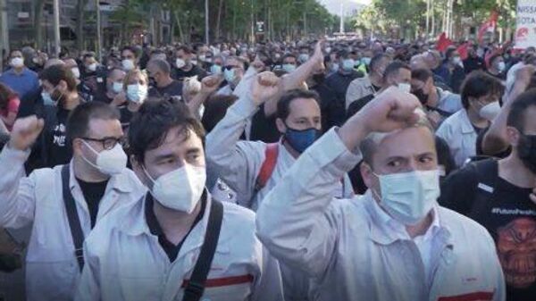 Cientos de empleados de Nissan protestan contra el cierre de las plantas de la compañía - Sputnik Mundo