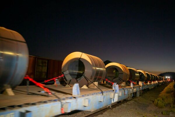 El transporte de bobinas de acero - Sputnik Mundo