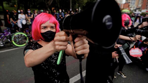 Mujeres protestando en Bogotá, Colombia - Sputnik Mundo