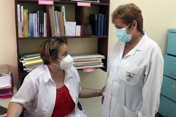 Las doctoras Florángel Urrusuno, directora de un policlínico en La Habana, junto a Santa Díaz, jefa de Grupo Básico - Sputnik Mundo