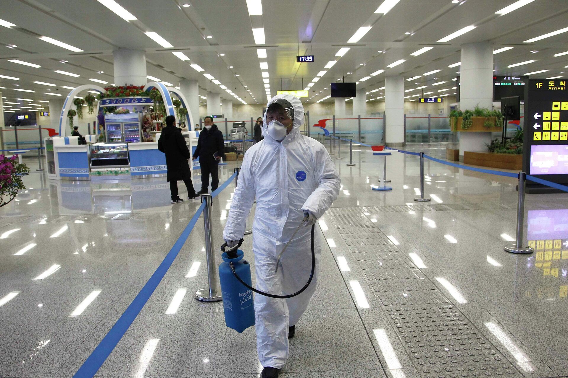 Un especialista durante las obras de desinfección en el aeropuerto de Pyongyang - Sputnik Mundo, 1920, 19.05.2021