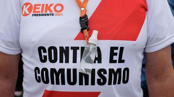 Partidario de Keiko Fujimori con camiseta que dice Contra el comunismo - Sputnik Mundo