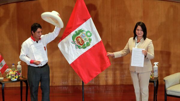 Los candidatos Pedro Castillo (Perú Libre, izquierda) y Keiko Fujimori (Fuerza Popular, derecha) - Sputnik Mundo