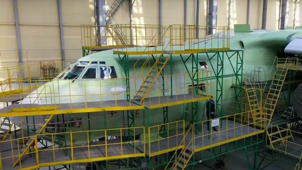 Un Il-76MD-90A en la nueva  línea de ensamblaje de la fábrica rusa de aviones Aviastar-SP - Sputnik Mundo