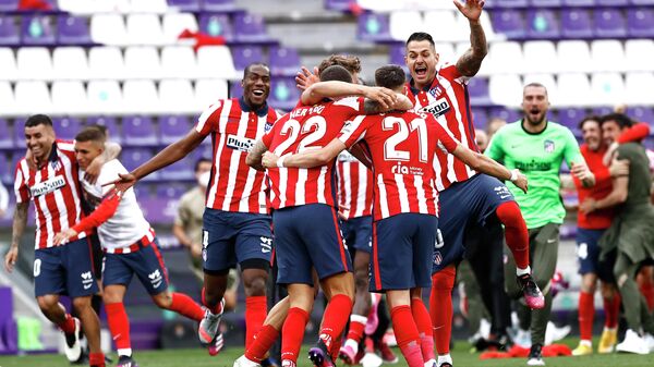 Jugadores del club español de fútbol Atlético de Madrid celebran su victoria ante el Real Valladolid y en LaLiga, en Valladolid (España), el 22 de mayo del 2021 - Sputnik Mundo