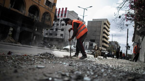 Un trabajador municipal en una calle de Gaza - Sputnik Mundo