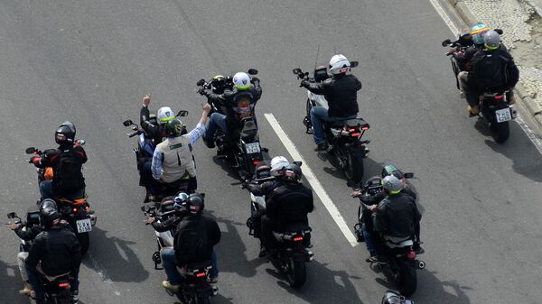 Jair Bolsonaro se rodea de simpatizantes en moto en Río de Janeiro - Sputnik Mundo