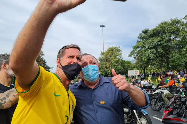 Miles de motoristas se manifestan en Rio de Janeiro en apoyo al presidente Jair Bolsonaro. El propio Bolsonaro les acompañó en el recorrido por las calles de la ciudad, junto al cuestionado ex-ministro de Salud Eduardo Pazuello. - Sputnik Mundo