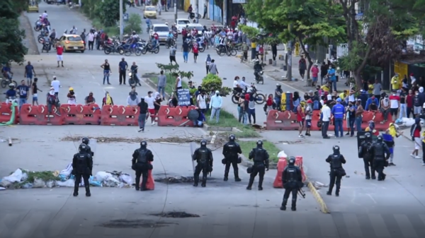 La Policía dispersa con gases lacrimógenos las protestas antigubernamentales en Colombia - Sputnik Mundo