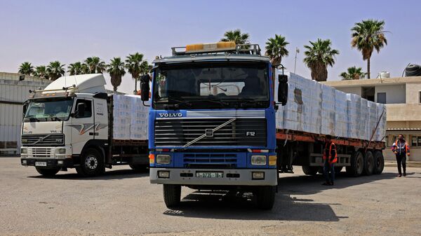 Camiones con ayuda humanitaria en el cruce Kerem Shalom - Sputnik Mundo