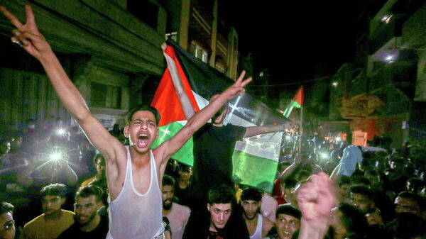 Сientos de palestinos salieron a las calles para celebrar el alto el fuego, el 21 de mayo  - Sputnik Mundo