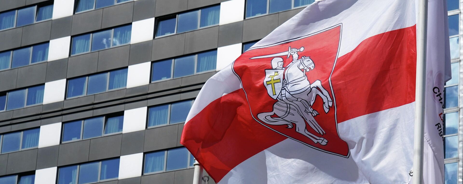Bandera roja y blanca que utiliza la oposición bielorrusa, en el Campeonato Mundial de Hockey sobre Hielo - Sputnik Mundo, 1920, 25.05.2021