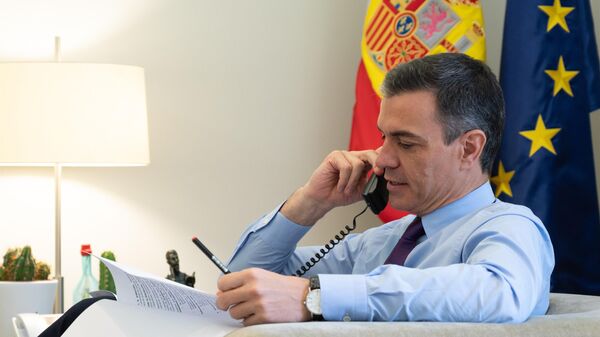El presidente del Gobierno español, Pedro Sánchez, habla por teléfono - Sputnik Mundo