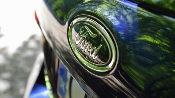 El logotipo de Ford en un vehículo de la marca - Sputnik Mundo
