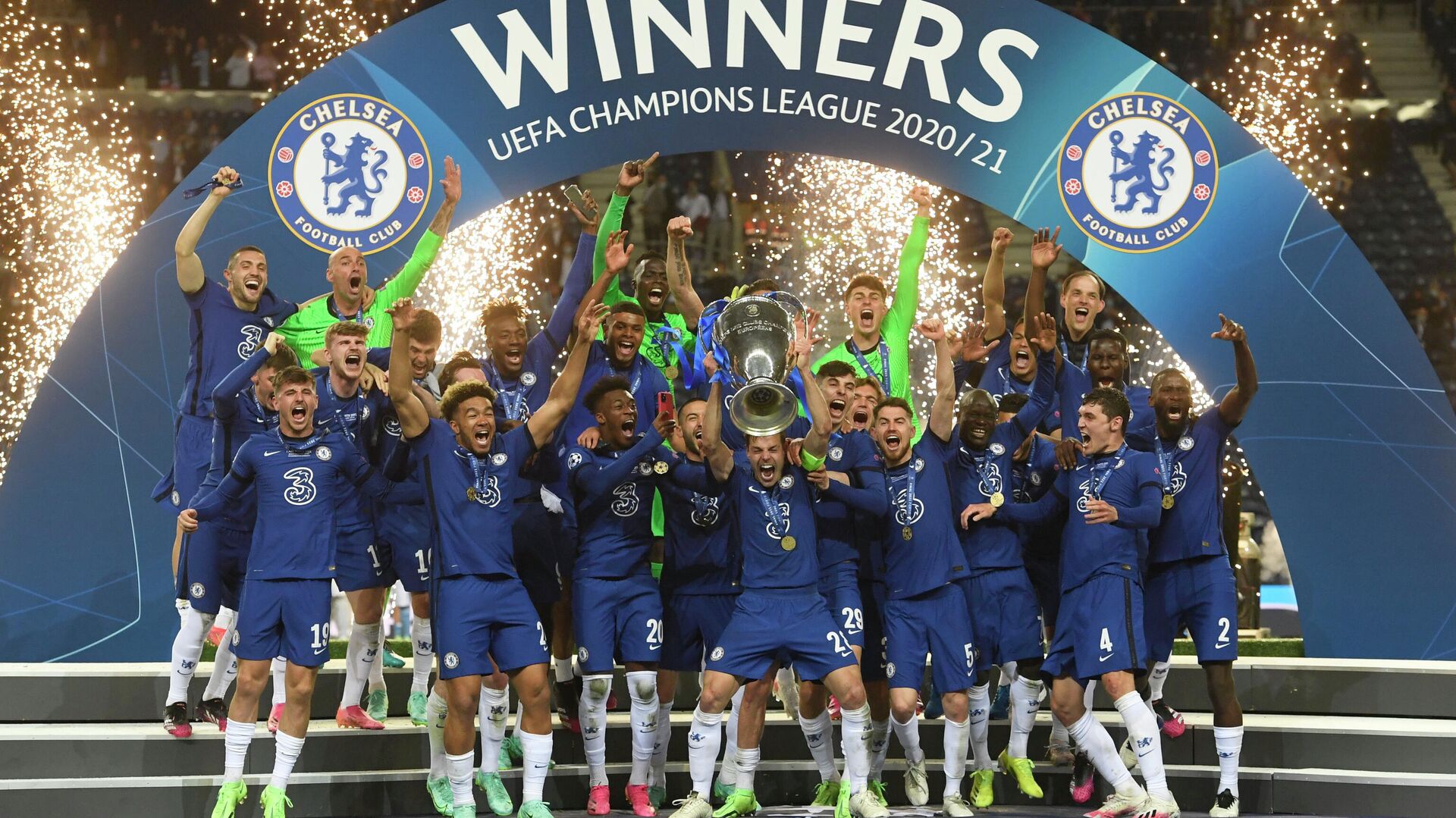 Jugadores del Chelsea, celebran su victoria ante el Manchester City en la final de la Liga de Campeones de la UEFA en Porto (Portugal), el 29 de mayo del 2021 - Sputnik Mundo, 1920, 29.05.2021