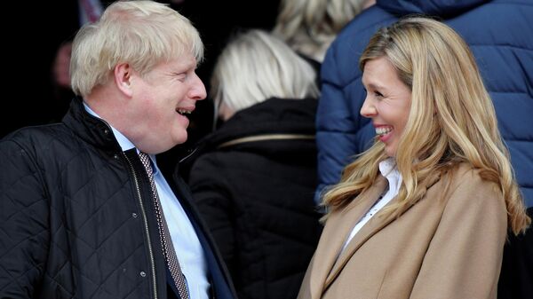 El primer ministro británico, Boris Johnson, con su prometida, Carrie Symonds (archivo) - Sputnik Mundo