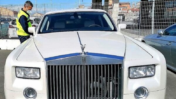 La Guardia di Finanza de Livorno y la Agencia de Aduanas y Monopolios de italia incautan un Rolls-Royce por estar tapizado con piel de cocodrilo - Sputnik Mundo