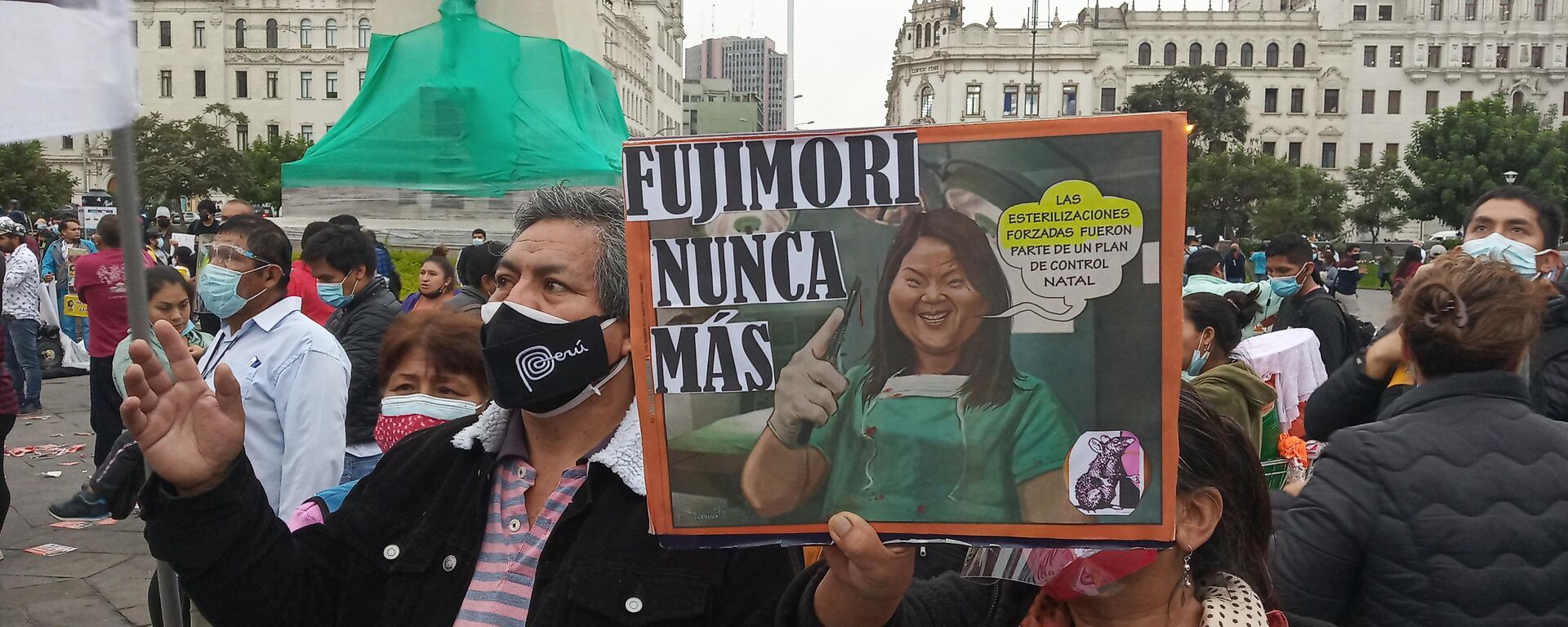 Rosa Elvira sosteniendo un cartel contra Keiko Fujimori - Sputnik Mundo, 1920, 25.06.2021