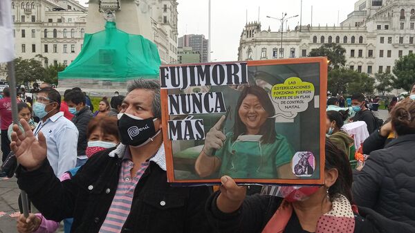 Rosa Elvira sosteniendo un cartel contra Keiko Fujimori - Sputnik Mundo