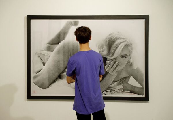 Un retrato fotográfico de Marilyn Monroe creado por Bert Stern en una exhibición celebrada en París. - Sputnik Mundo