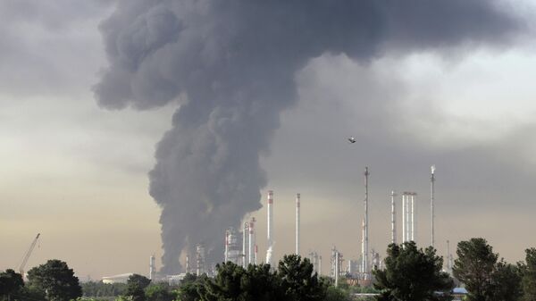 Incendio en una refinería de petróleo del sur de Teherán - Sputnik Mundo