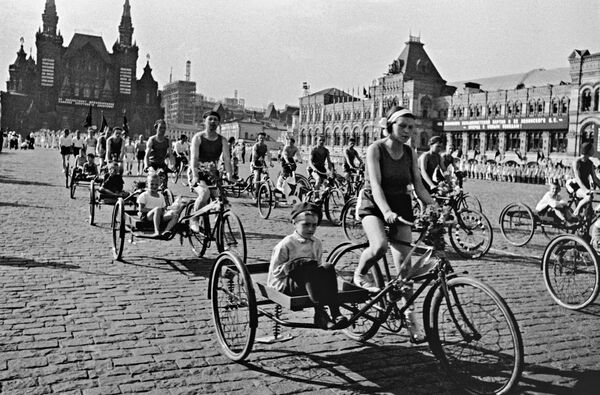 En el siglo XX comenzó la producción en masa de bicicletas. En la foto: un desfile deportivo de bicicletas en la Plaza Roja en 1930.  - Sputnik Mundo