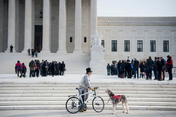 Un hombre estaciona su bicicleta frente al palacio de justicia en Washington, EEUU.  - Sputnik Mundo