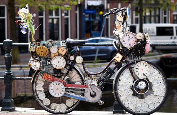 La bicicleta es un símbolo del transporte amigable con el medioambiente y por eso se ha convertido en el principal medio de transporte en muchas ciudades del mundo. En la foto: una inusual bicicleta en una calle de Ámsterdam.  - Sputnik Mundo