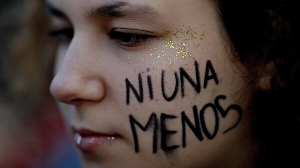 Una joven argentina con la leyenda 'Ni una menos' durante una marcha feminista en Buenos Aires en 2017 - Sputnik Mundo