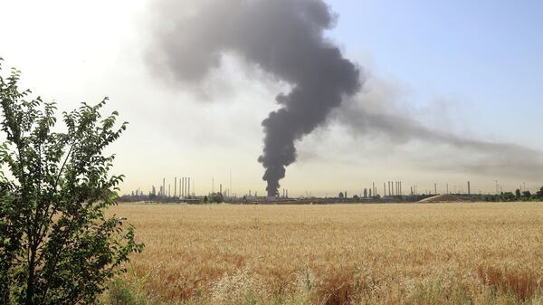 Incendio en una refinería en Teherán - Sputnik Mundo